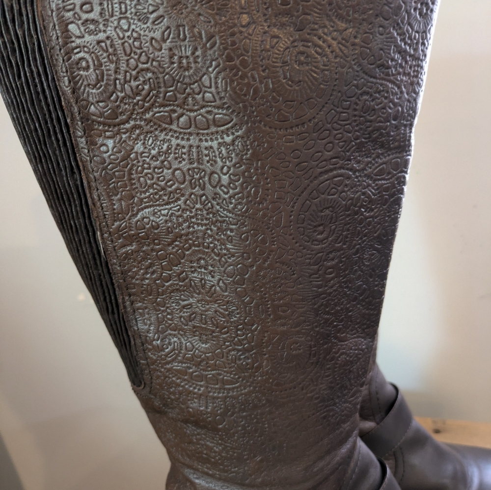 David Tate Brown Embossed Leather Knee-High Heeled Boots - Picture 3 of 8